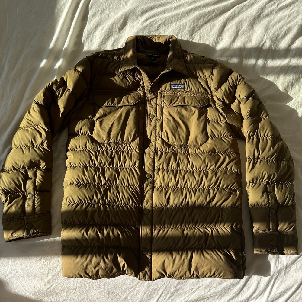 Elevated PATAGONIA MENS PUFFER with front pockets. Olive drab color. Barely worn